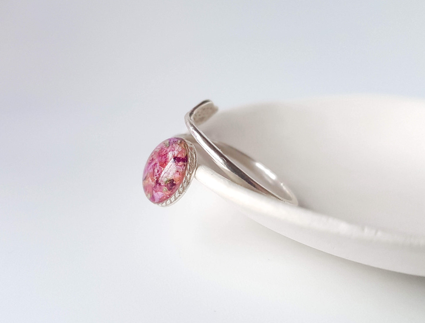 SAMEEN - Bague de mariage serti ROND 8mm avec petite FEUILLE ajustable.