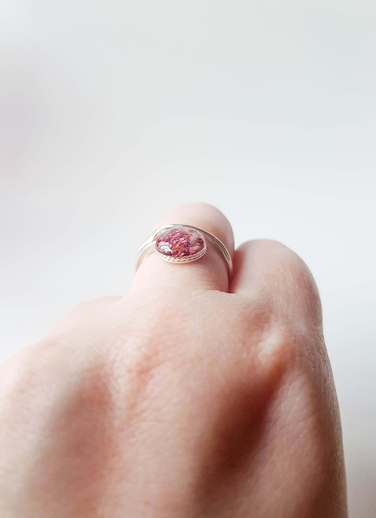 SAMEEN - Bague de mariage serti ROND 8mm avec petite FEUILLE ajustable.