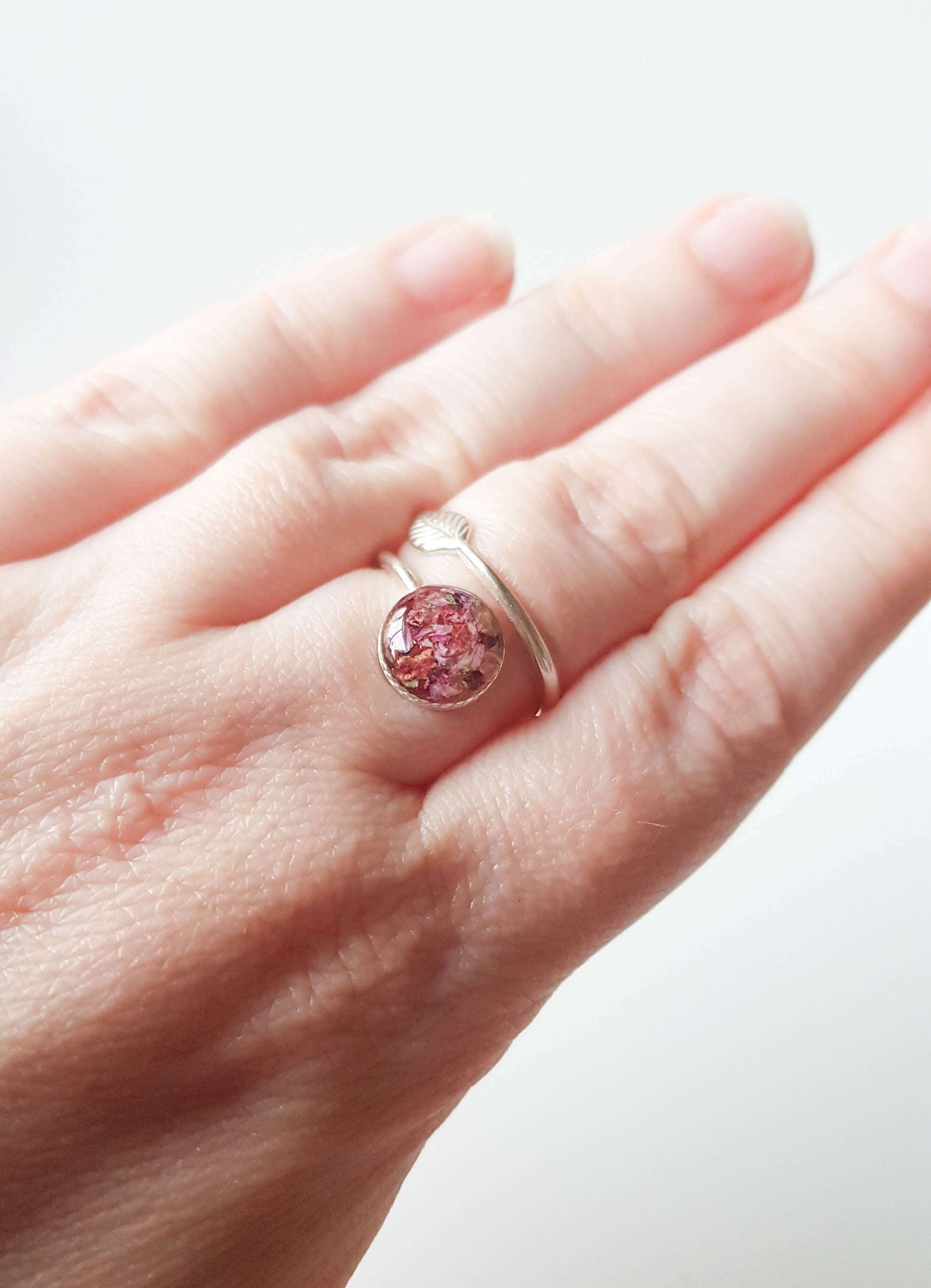 SAMEEN - Bague de mariage serti ROND 8mm avec petite FEUILLE ajustable.