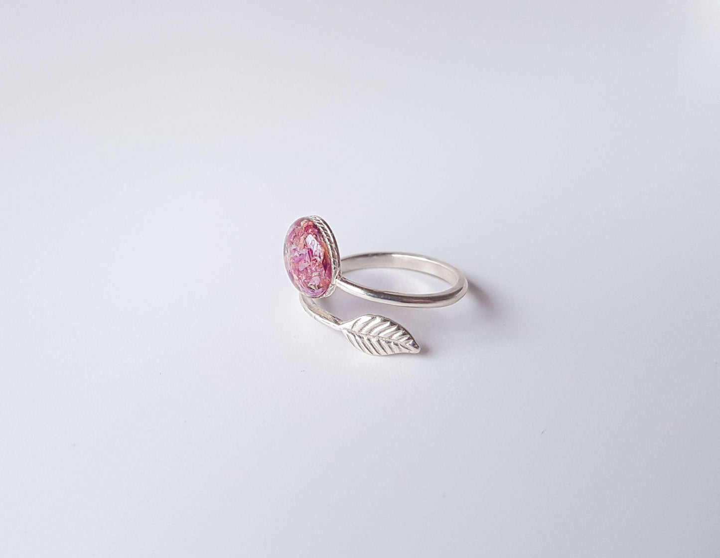 SAMEEN - Bague de mariage serti ROND 8mm avec petite FEUILLE ajustable.