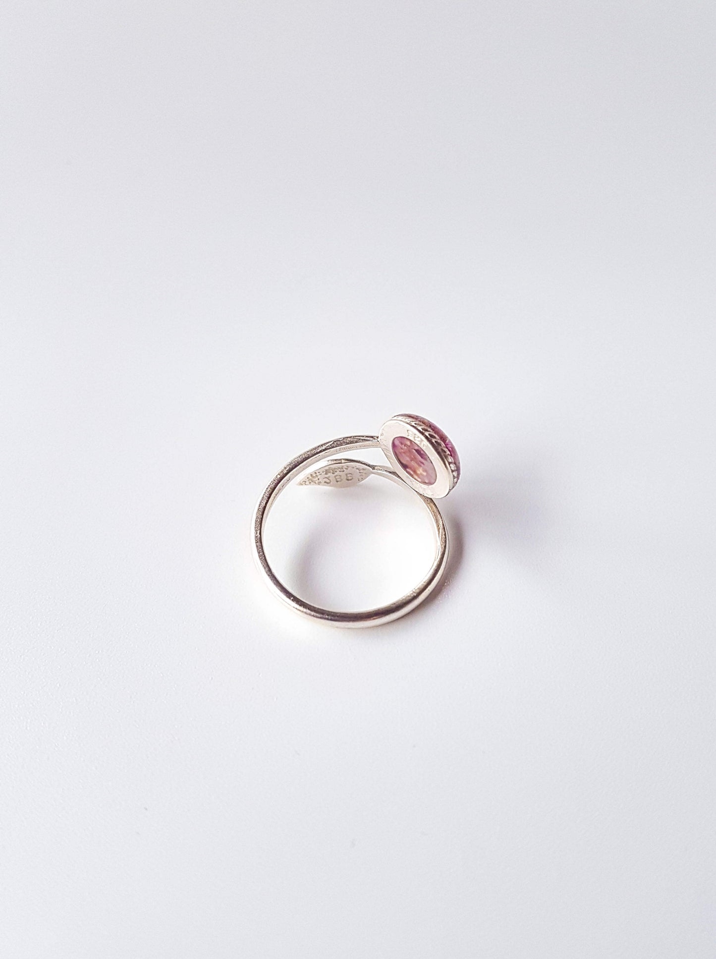 SAMEEN - Bague de mariage serti ROND 8mm avec petite FEUILLE ajustable.