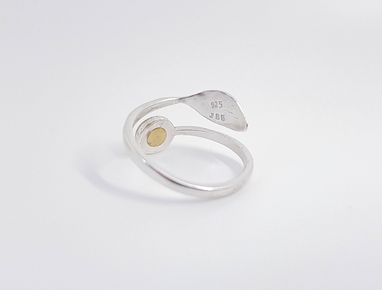 NEEMA - Bague de mariage serti ROND 6mm avec petite FEUILLE ajustable ARGENT